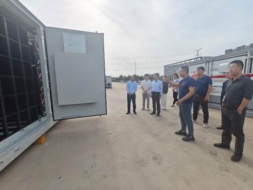 一群人站在路边 AI 生成的内容可能不正确。 一群人站在路边 AI 生成的内容可能不正确。