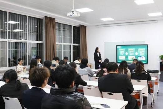 会议室里的人们 AI 生成的内容可能不正确。 会议室里的人们 AI 生成的内容可能不正确。