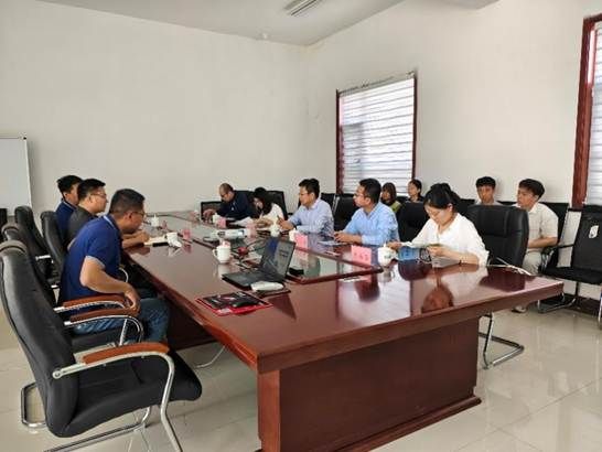 会议室里的人们 AI 生成的内容可能不正确。 会议室里的人们 AI 生成的内容可能不正确。